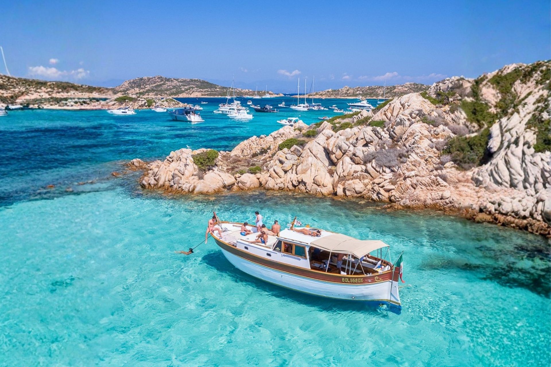 Acque turchesi dell'arcipelago di La Maddalena vicino a Baja Sardinia