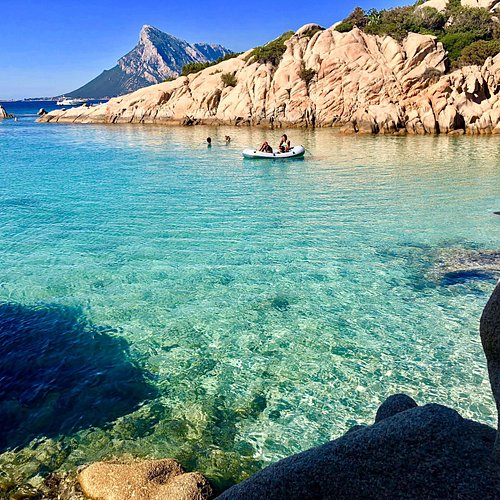 Spiaggia di sabbia chiara e rocce di granito a Baja Sardinia